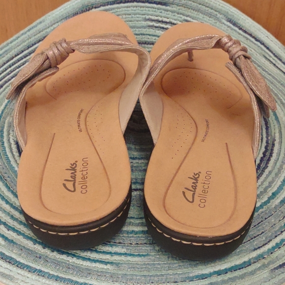 NWOT Clark's SZ 10W Sandals Gold Sparkle w/ Blemish. - Picture 5 of 9